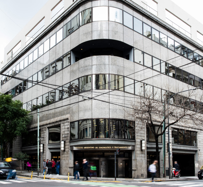Fachada del edificio del IADT con patio central y arquitectura de estilo francés